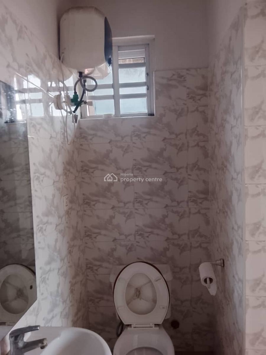 Neatly Used 2 Bedroom Apartment, Saka Olugunna, Maroko Off Mobil Road, Ilaje, Ajah, Lagos, Flat / Apartment for Rent