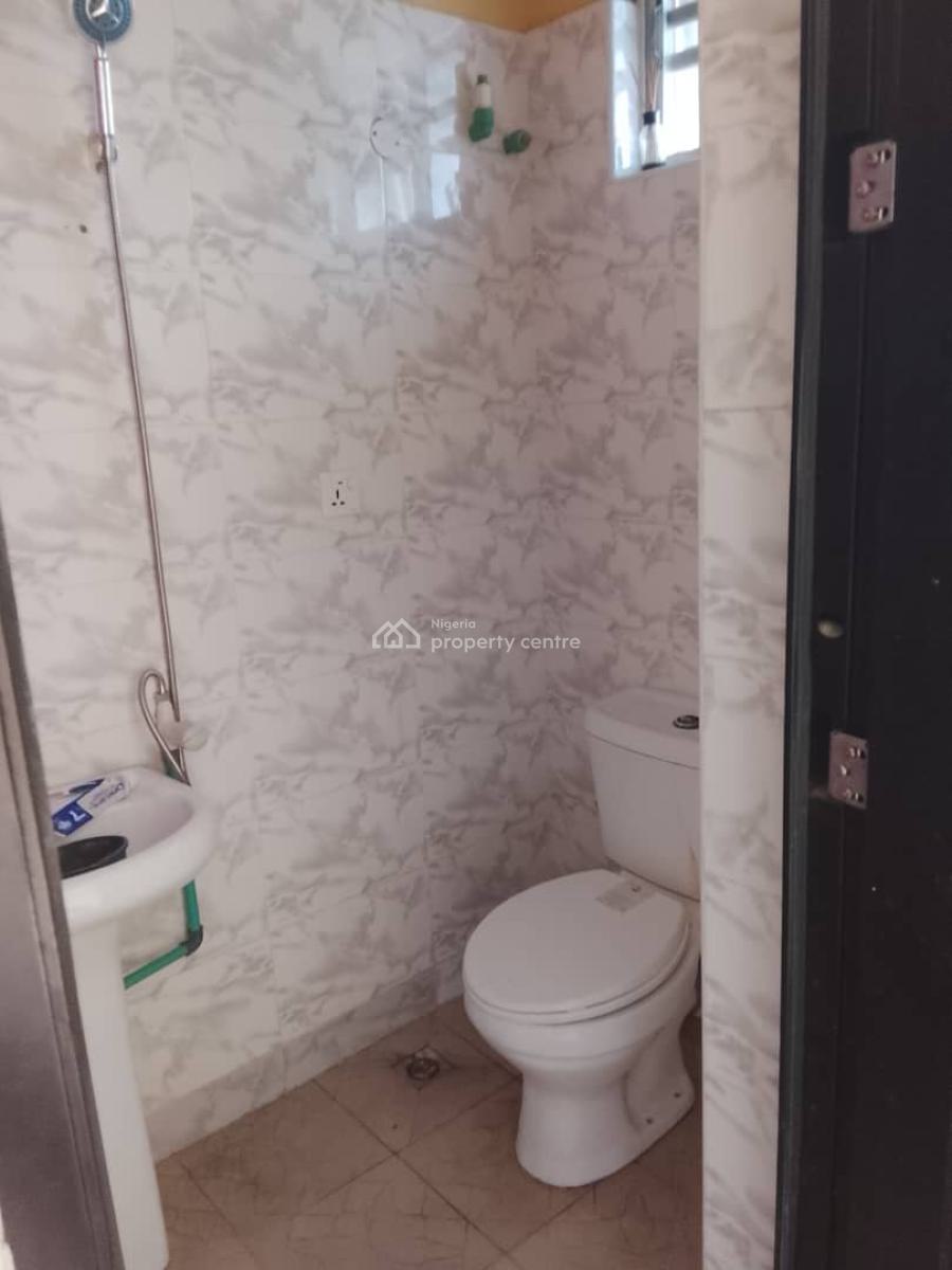 Neatly Used 2 Bedroom Apartment, Saka Olugunna, Maroko Off Mobil Road, Ilaje, Ajah, Lagos, Flat / Apartment for Rent