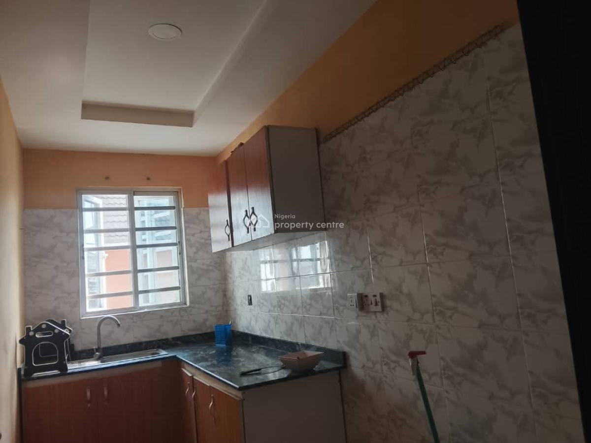 Neatly Used 2 Bedroom Apartment, Saka Olugunna, Maroko Off Mobil Road, Ilaje, Ajah, Lagos, Flat / Apartment for Rent