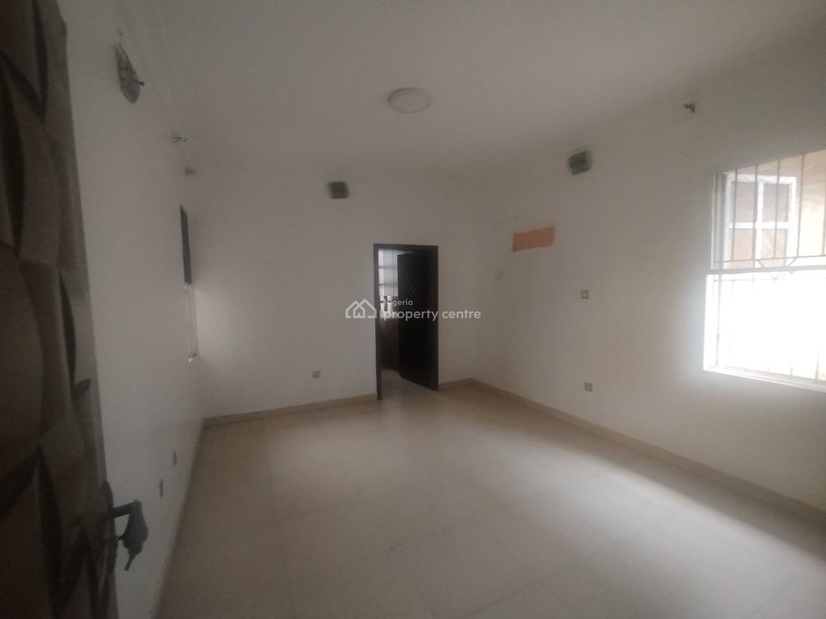 Well Maintained Spacious 3 Bedroom Apartment, Off Hakeem Dickson Street, Lekki Phase 1, Lekki, Lagos, Flat / Apartment for Rent