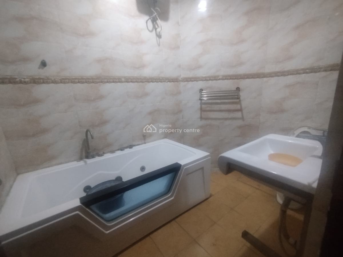 Well Maintained Spacious 3 Bedroom Apartment, Off Hakeem Dickson Street, Lekki Phase 1, Lekki, Lagos, Flat / Apartment for Rent