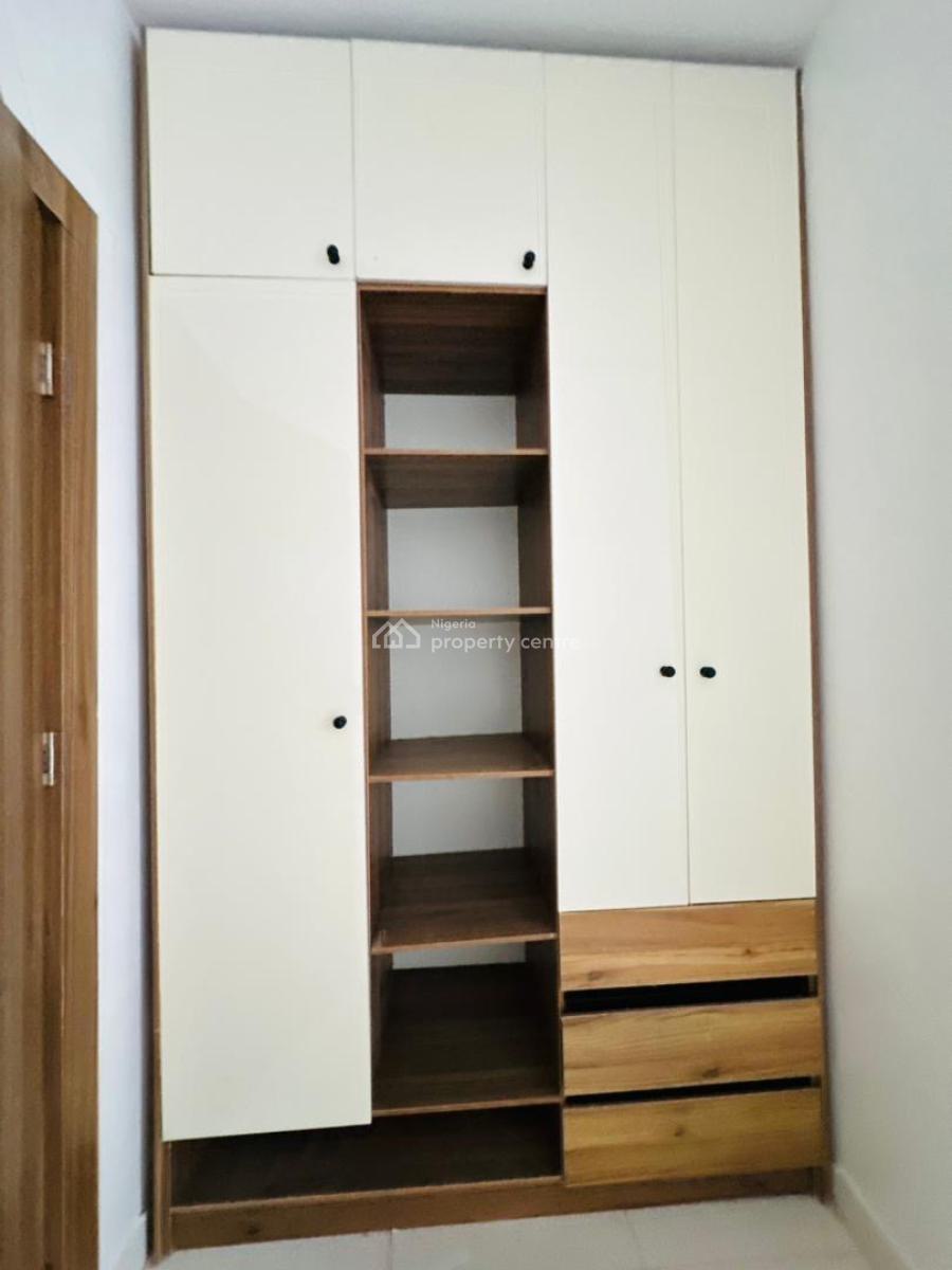 Beautifully Built 2 Bedroom Apartment with Swimming Pool ,gym & Elevator, Lekki Phase 1, Lekki, Lagos, Flat / Apartment for Sale