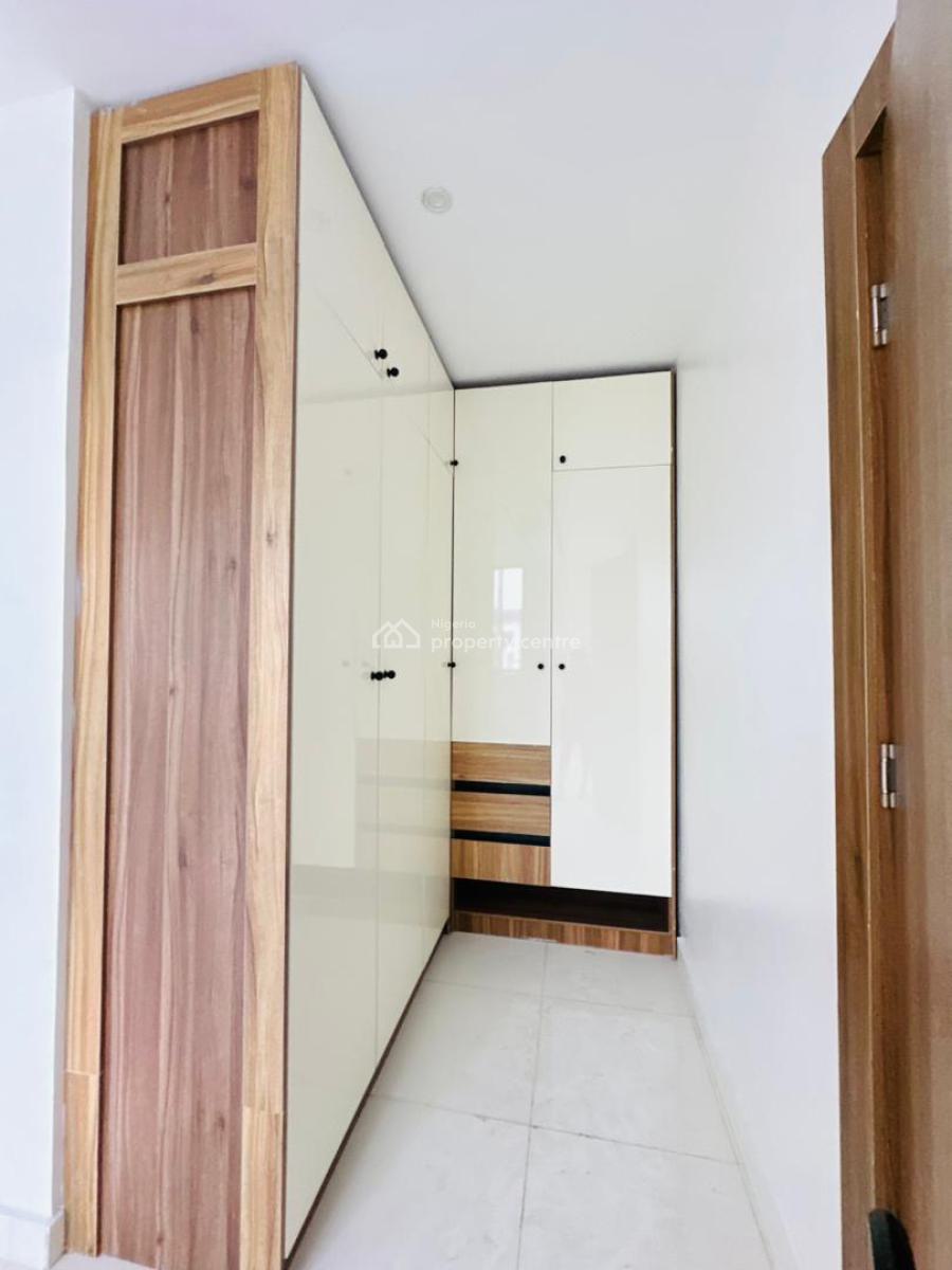 Beautifully Built 2 Bedroom Apartment with Swimming Pool ,gym & Elevator, Lekki Phase 1, Lekki, Lagos, Flat / Apartment for Sale