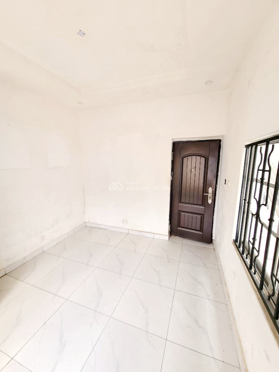 2 Bedroom Flat Upstairs, Orchid Road, Lekki, Lagos, Flat / Apartment for Rent