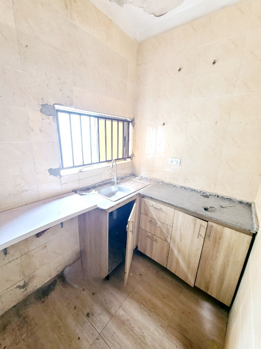 2 Bedroom Flat Upstairs, Orchid Road, Lekki, Lagos, Flat / Apartment for Rent