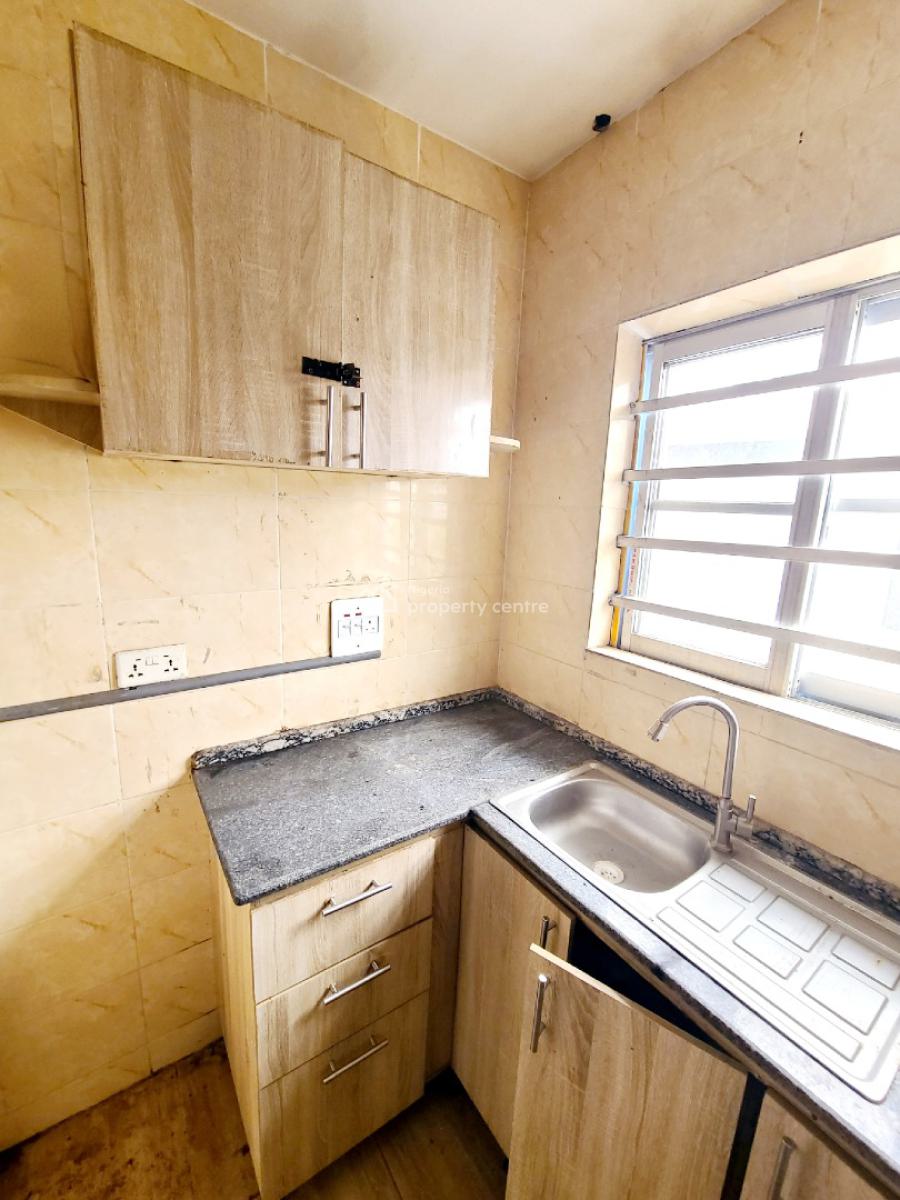 2 Bedroom Flat Upstairs, Orchid Road, Lekki, Lagos, Flat / Apartment for Rent