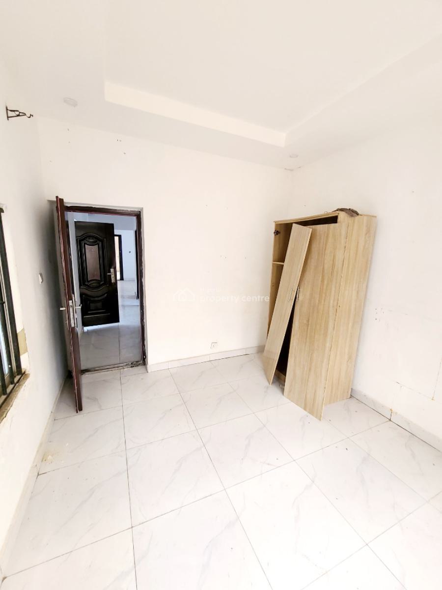 2 Bedroom Flat Upstairs, Orchid Road, Lekki, Lagos, Flat / Apartment for Rent