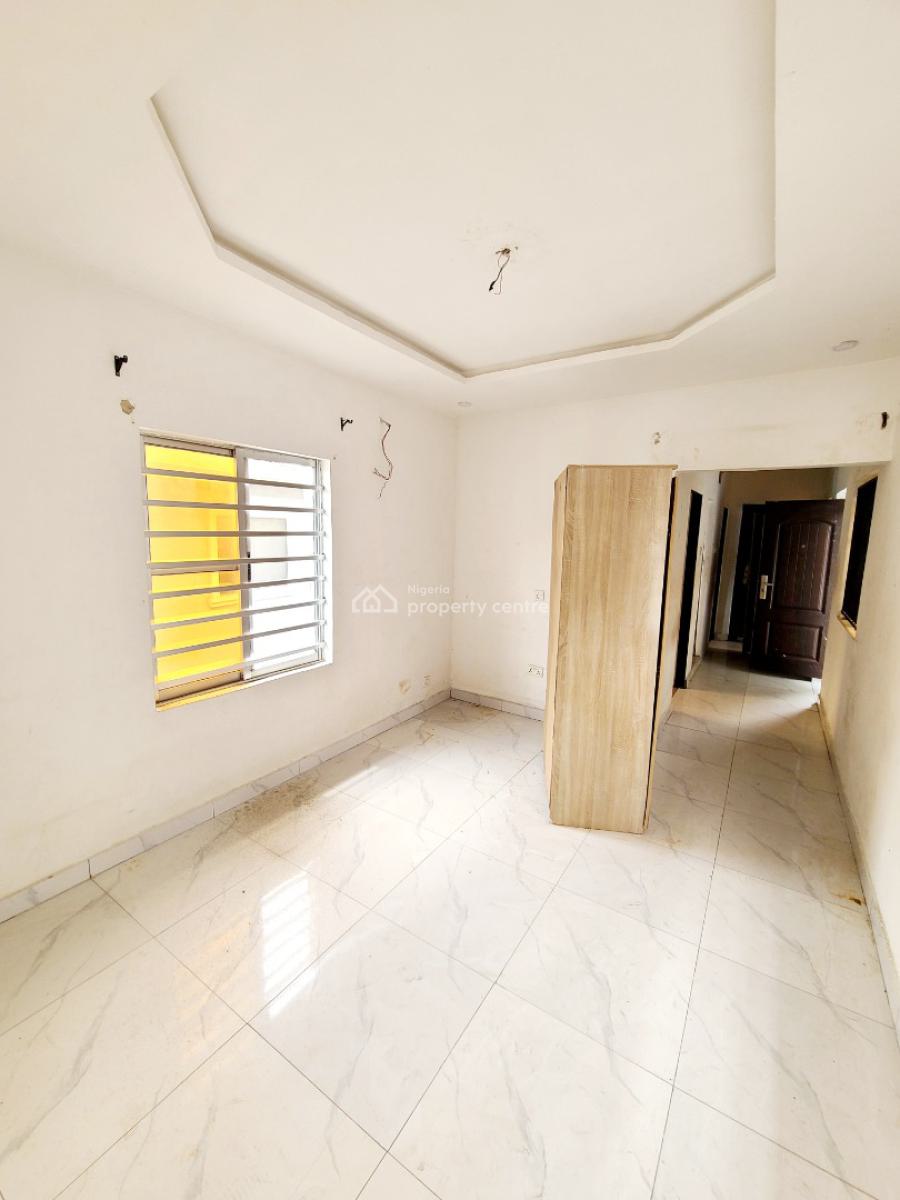 2 Bedroom Flat Upstairs, Orchid Road, Lekki, Lagos, Flat / Apartment for Rent