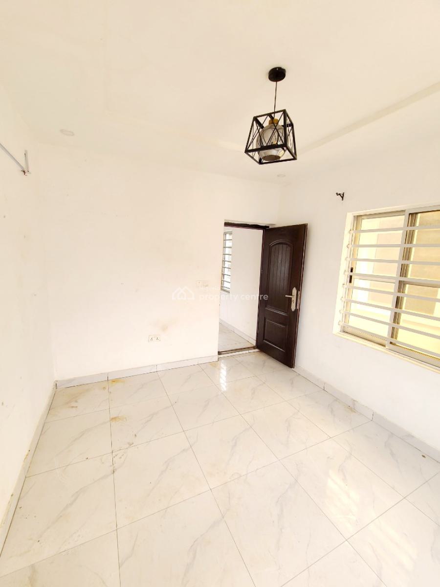 2 Bedroom Flat Upstairs, Orchid Road, Lekki, Lagos, Flat / Apartment for Rent