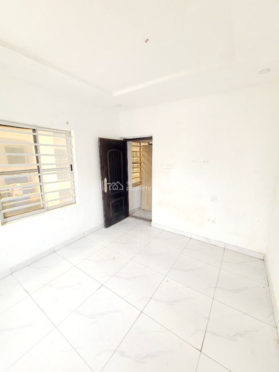 2 Bedroom Flat Upstairs, Orchid Road, Lekki, Lagos, Flat / Apartment for Rent