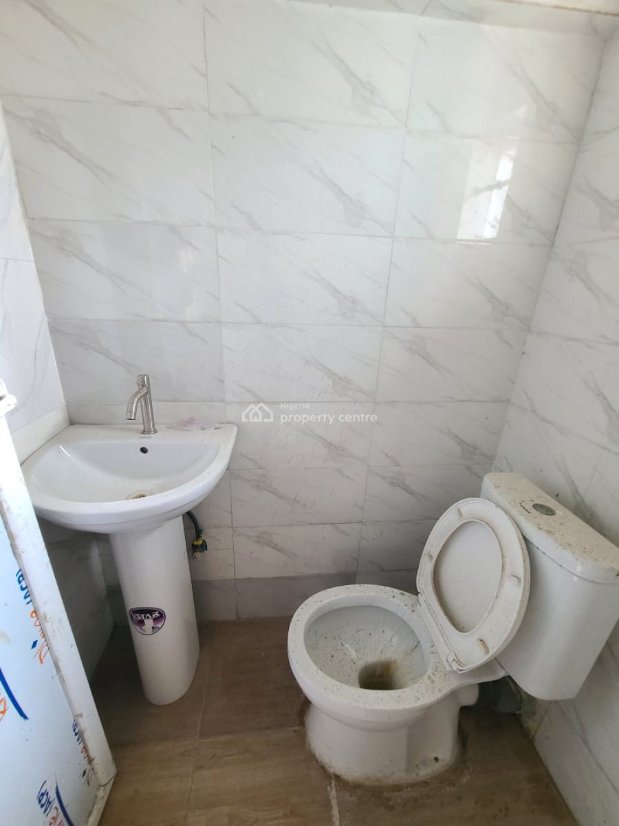 2 Bedroom Flat Upstairs, Orchid Road, Lekki, Lagos, Flat / Apartment for Rent