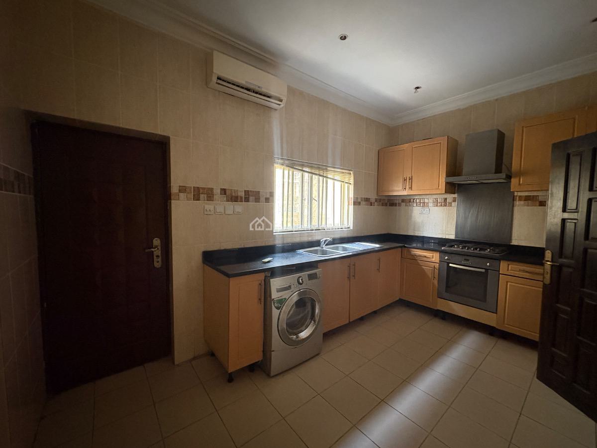 Spacious 3 Bedroom Apartment with a Bq, Lekki Phase 1, Lekki, Lagos, Flat / Apartment for Rent