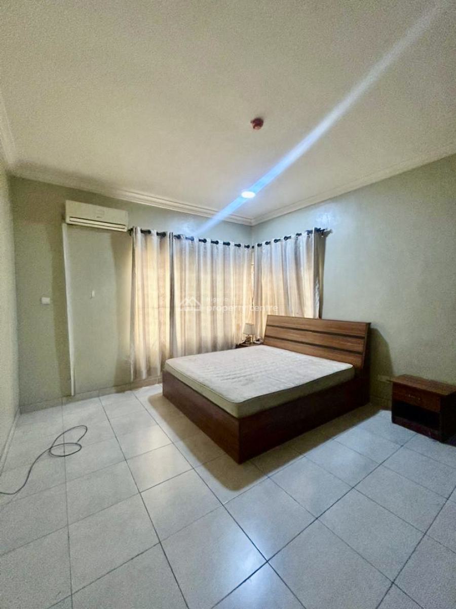 Well Maintained Spacious in Prime Estate, Pinnok Beach Estate, Lekki Phase 1, Lekki, Lagos, Flat / Apartment for Rent