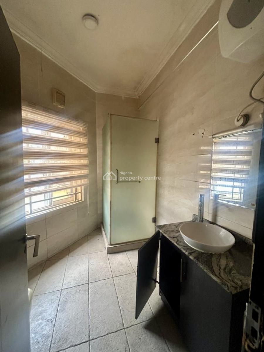 Well Maintained Spacious in Prime Estate, Pinnok Beach Estate, Lekki Phase 1, Lekki, Lagos, Flat / Apartment for Rent