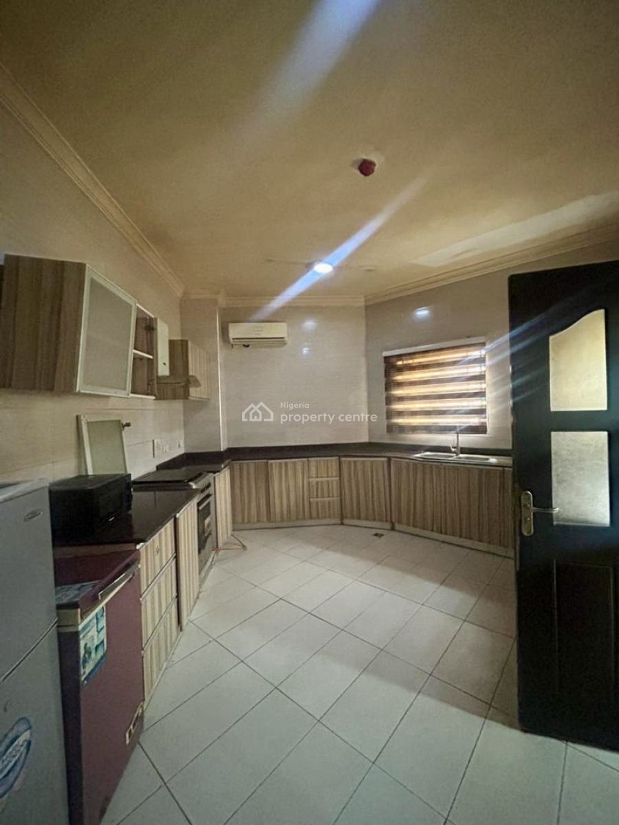 Well Maintained Spacious in Prime Estate, Pinnok Beach Estate, Lekki Phase 1, Lekki, Lagos, Flat / Apartment for Rent
