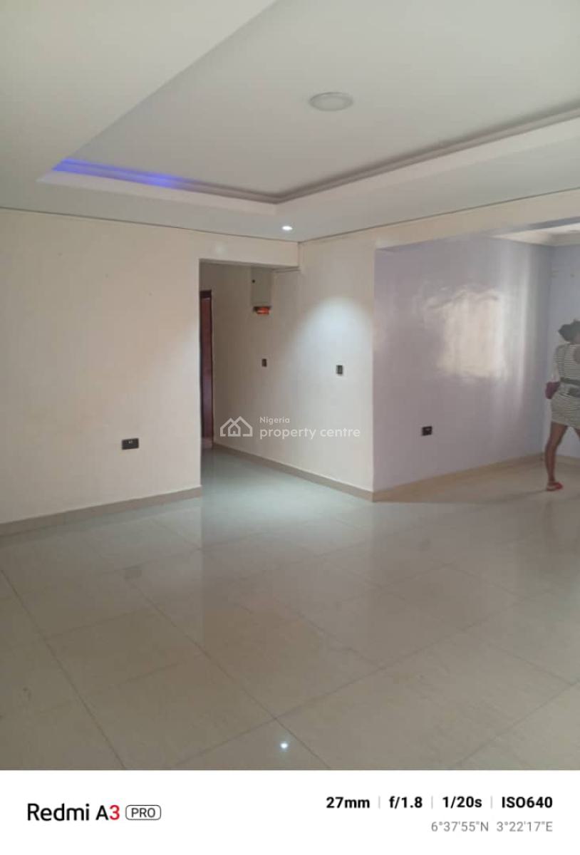 Lovely 3 Bedroom Flat, Omole Phase 2, Ikeja, Lagos, Flat / Apartment for Rent
