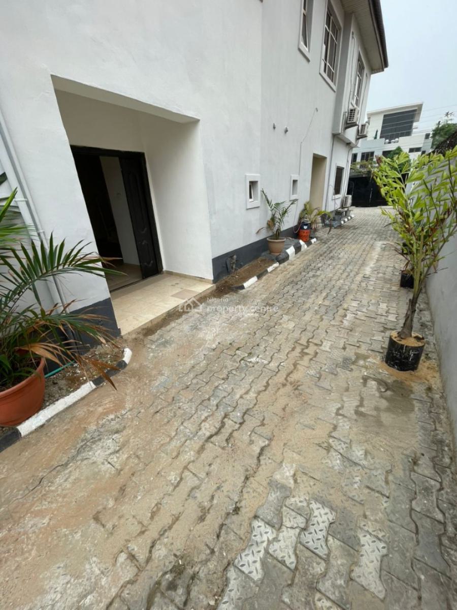 Specious Unfurnished Mini Flat, Off Admiralty Road, Lekki Phase 1, Lekki, Lagos, Flat / Apartment for Rent