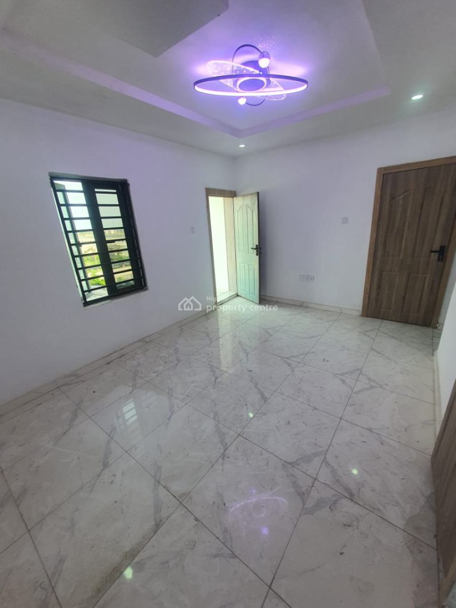Spacious Standard 3 Bedroom Flat, Ilasan, Lekki, Lagos, Flat / Apartment for Rent