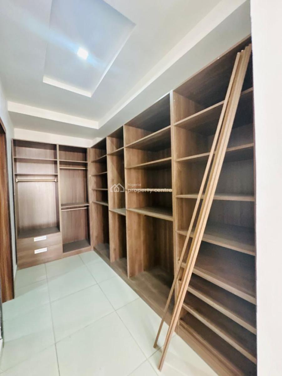 Nicely Built 4 Bedroom Penthouse with Swimming Pool , Gym & Elevator, Lekki Phase 1, Lekki, Lagos, Flat / Apartment for Sale