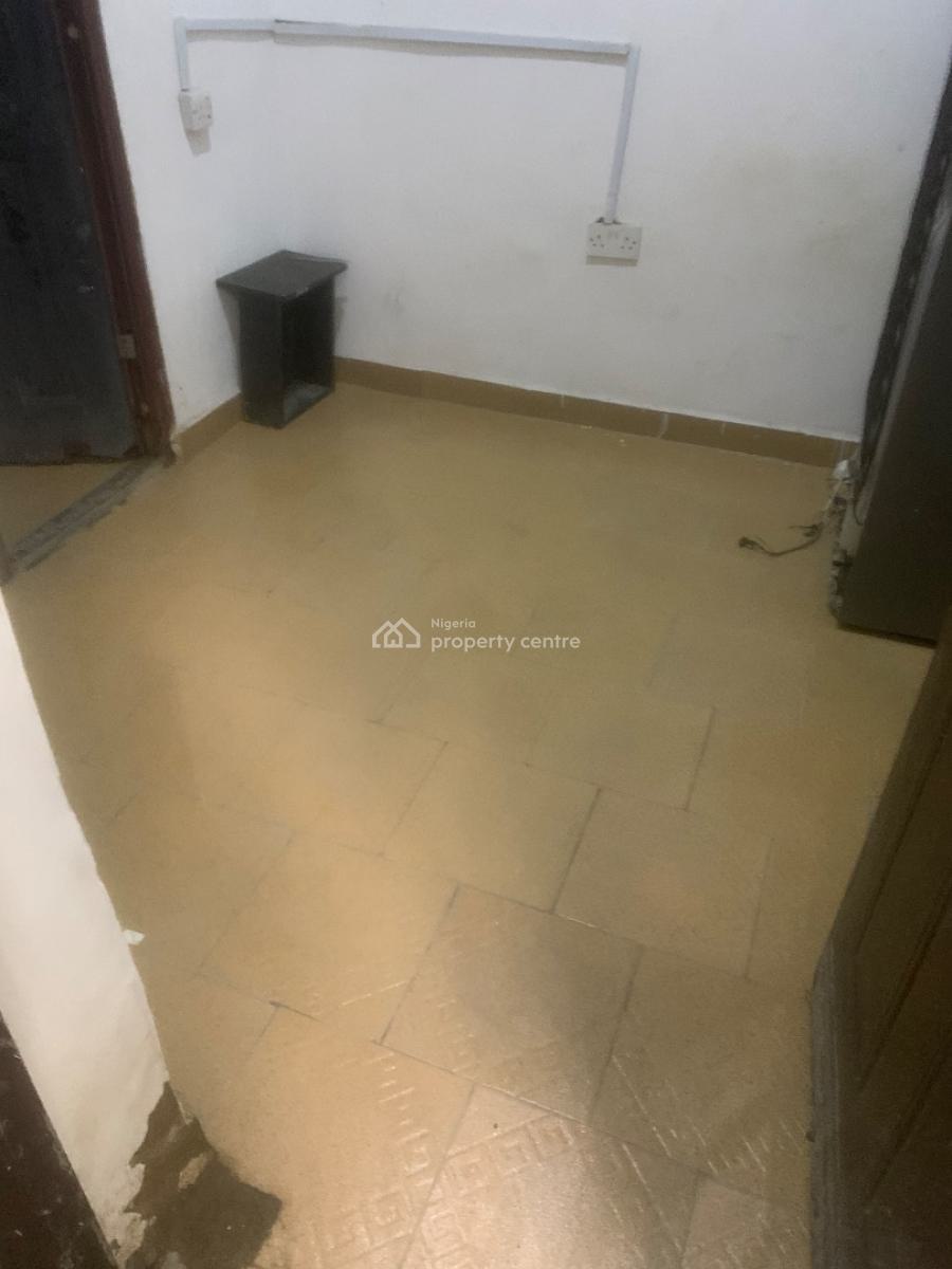 Standard Bq with Kitchen, Oral Estate, Lekki Phase 2, Lekki, Lagos, Flat / Apartment for Rent