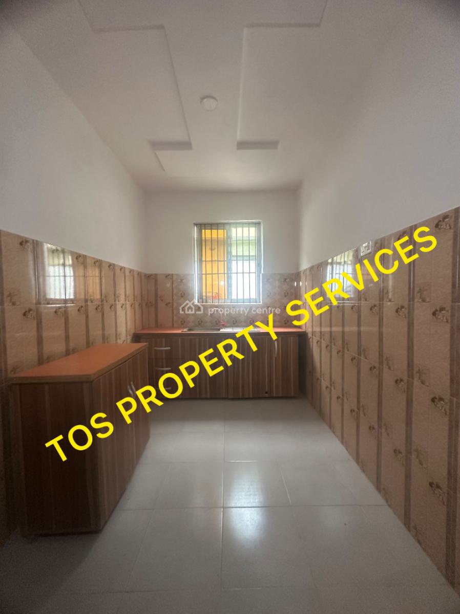 2 Bedroom Apartment in an Estate, Off Herbert Macaulay Way, Yaba, Lagos, Flat / Apartment for Rent