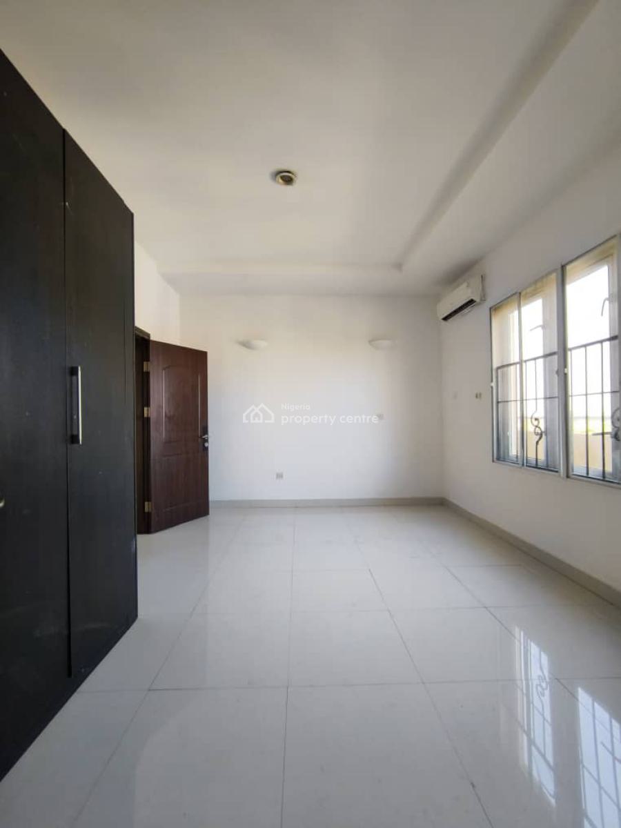 Spacious 3 Bedroom Apartment Penthouse Plus Bq, Lekki Phase 1, Lekki, Lagos, Flat / Apartment for Rent