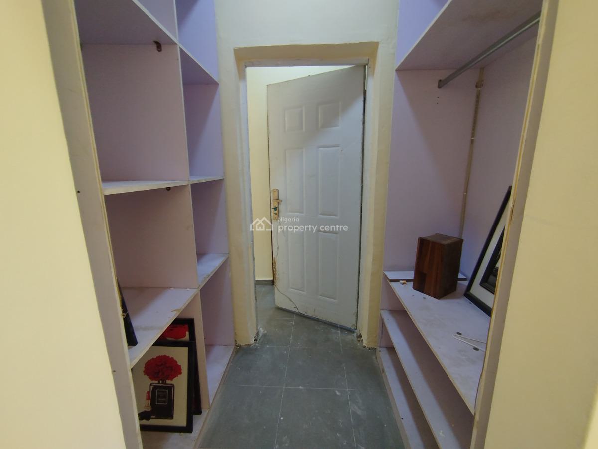 Well Renovated 2 Bedroom Apartment, Off Admiralty Way, Lekki Phase 1, Lekki, Lagos, Flat / Apartment for Rent