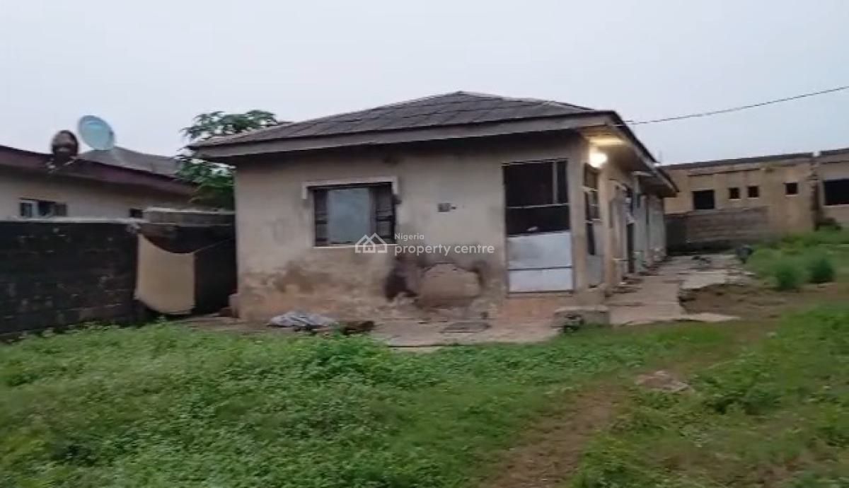 Bungalow on Full Pl  4 Units  of Mini Flats   on  Full Plot of Land, Paraffin Ikorodu, Agbowa, Ikorodu, Lagos, Detached Bungalow for Sale