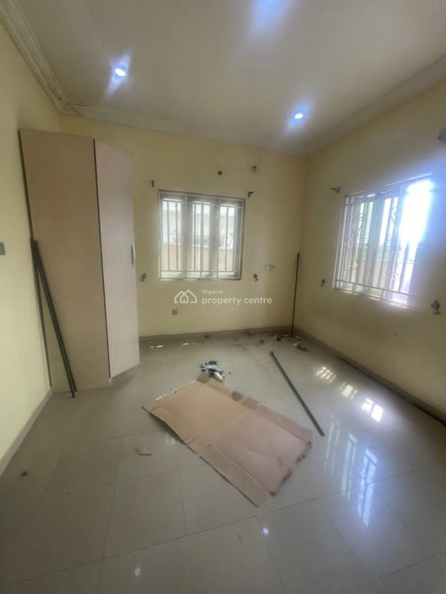 Clean & Decent 3 Bedroom Flat Apartment, Gateway Gra, Gra Phase 1, Magodo, Lagos, Flat / Apartment for Rent