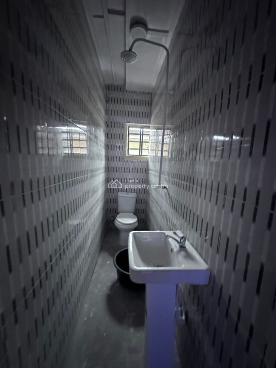 Newly Renovated Spacious 2bedroom Apartment Upstairs All Room En-suite, Surulere, Lagos, Flat / Apartment for Rent