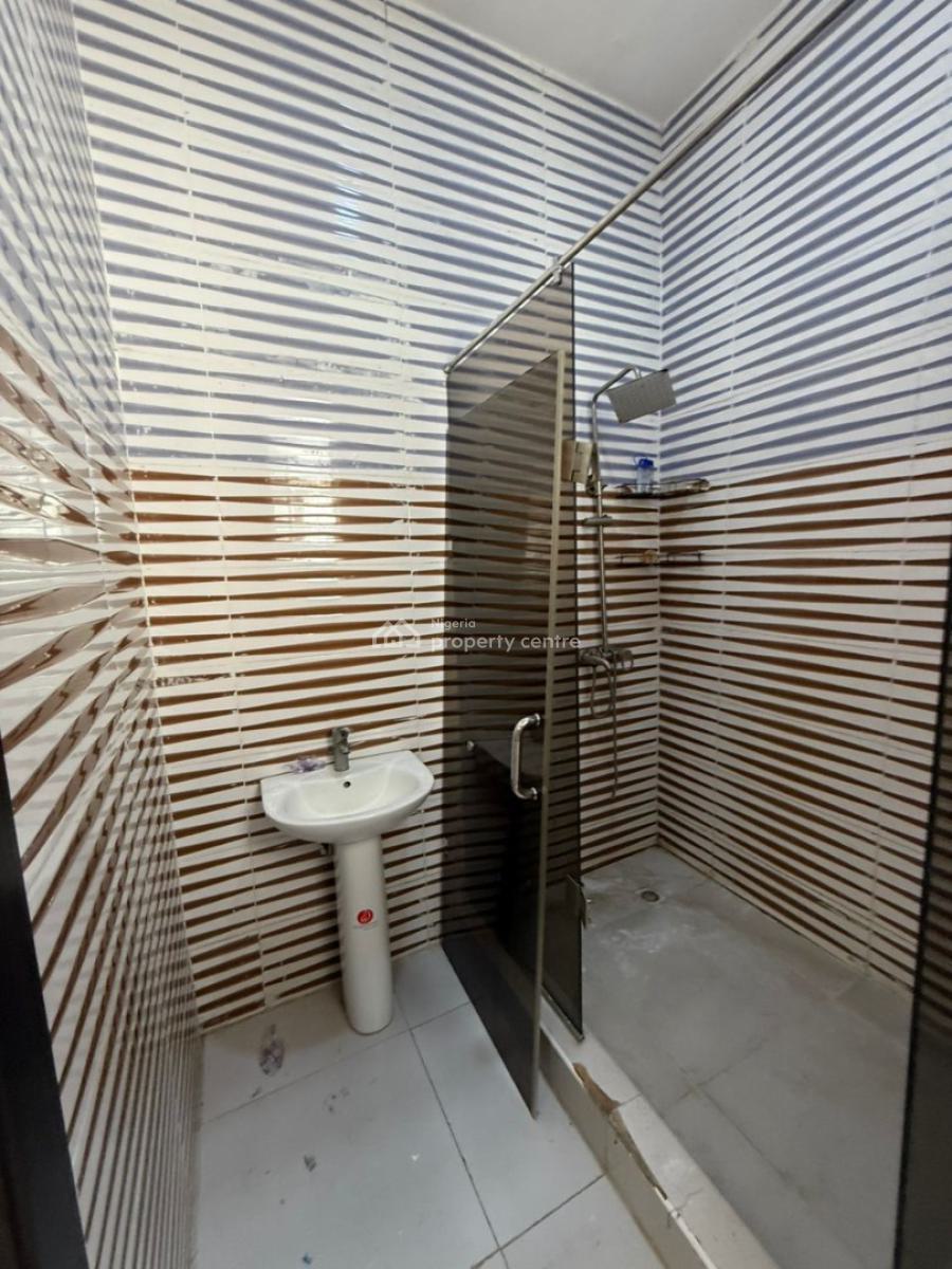 Spacious Semi Masters Bedroom Upstairs  Sharing Fitted Kitchen, Orchid Road, Lekki, Lagos, Flat / Apartment for Rent