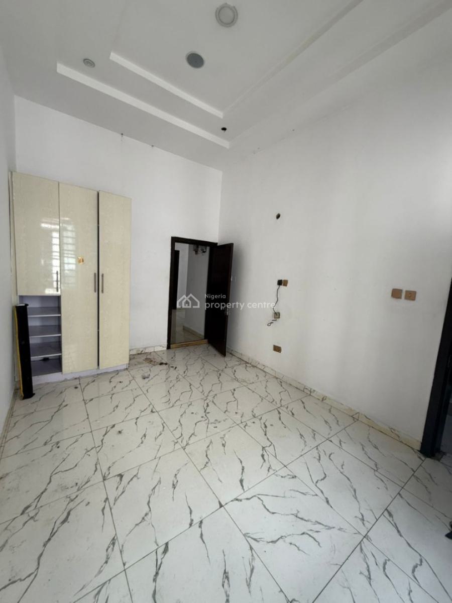 Spacious Semi Masters Bedroom Upstairs  Sharing Fitted Kitchen, Orchid Road, Lekki, Lagos, Flat / Apartment for Rent