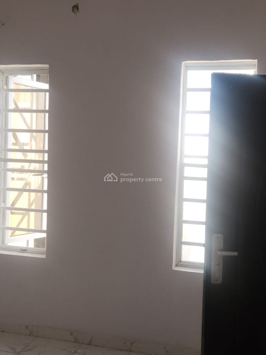 Distress 3 Bedroom Terrace Duplex Suits for Investment, Ikota, Lekki, Lagos, Terraced Duplex for Sale