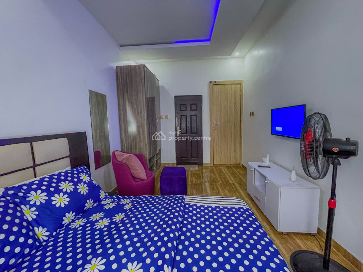 3 Bedroom with Ps5, Orchid Road, Lekki, Lagos, Self Contain (single Rooms) Short Let