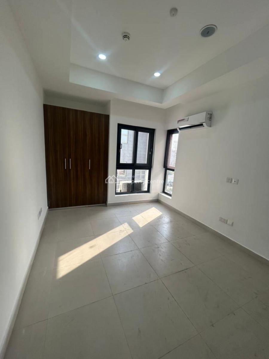 Well-designed and Fully Serviced 3-bedroom Apartment with Pool and Gym, Lekki Phase 1, Lekki, Lagos, Flat / Apartment for Sale