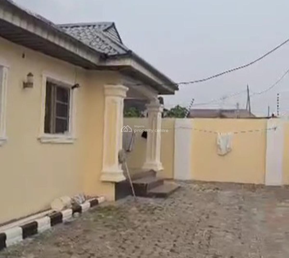 4flats of 3bedroom & 2flat of 3bedrooms Each on 100ft By 100ft Land, Ogunwenyin Community, Off Ugbor Central, Gra, Benin, Oredo, Edo, Detached Bungalow for Sale