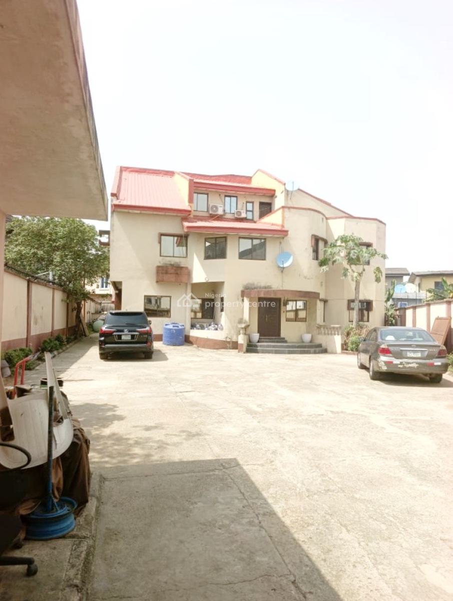 Luxury & Well Renovated 4 Bedroom Apartment, Omole Phase 1, Ikeja, Lagos, Flat / Apartment for Rent
