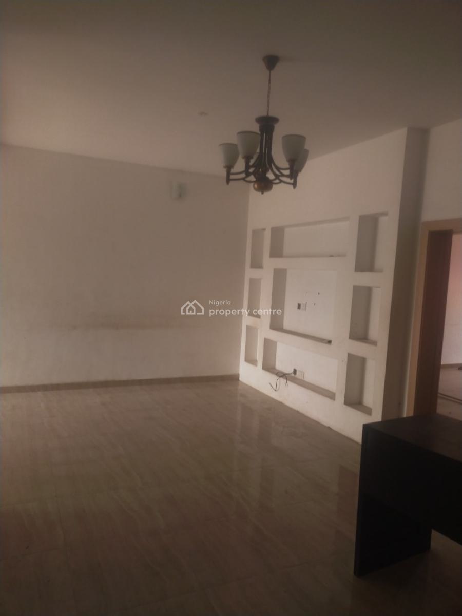 2 Bedroom Flat. Upstairs, Orchid Road, Lekki, Lagos, Flat / Apartment for Rent
