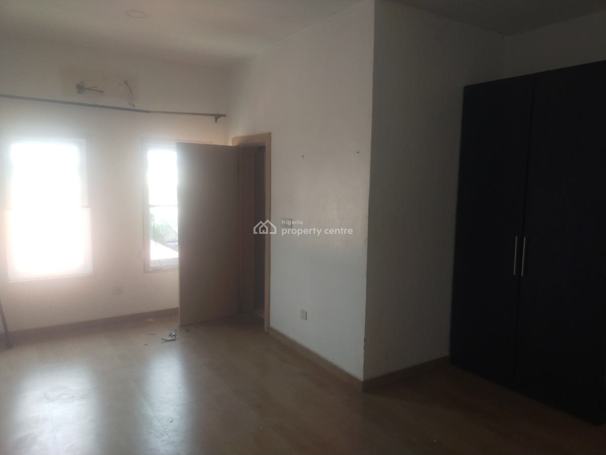 2 Bedroom Flat. Upstairs, Orchid Road, Lekki, Lagos, Flat / Apartment for Rent