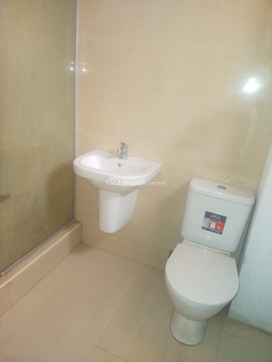 2 Bedroom Flat. Upstairs, Orchid Road, Lekki, Lagos, Flat / Apartment for Rent