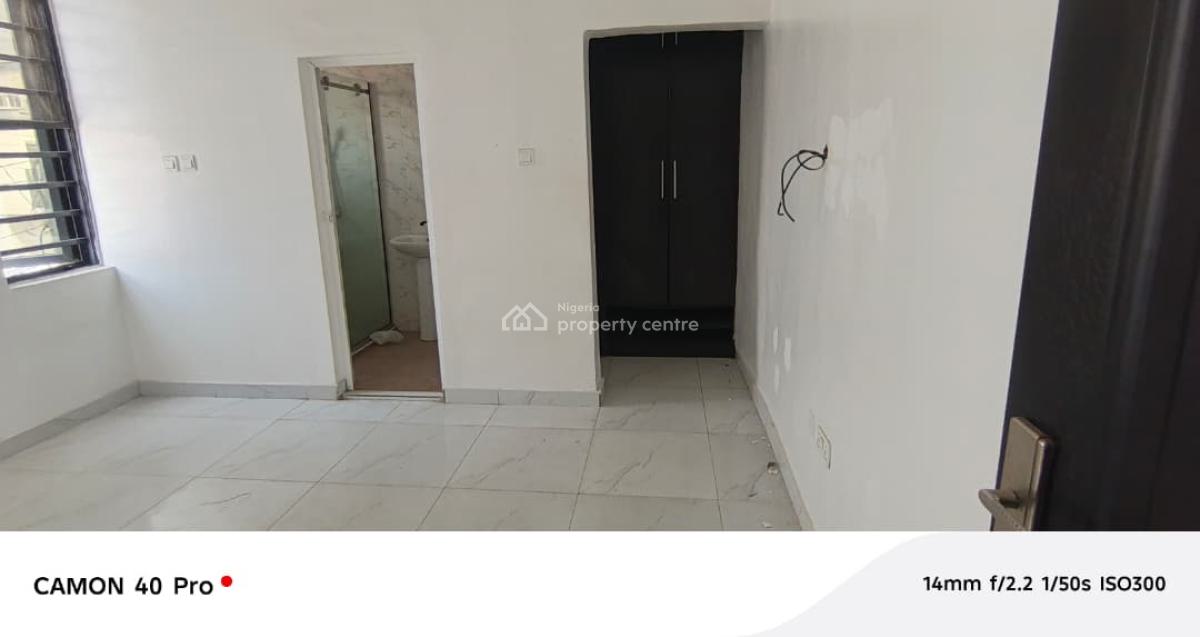 Well Maintained 2 Bedroom Flat, Ologolo, Lekki, Lagos, Flat / Apartment for Rent