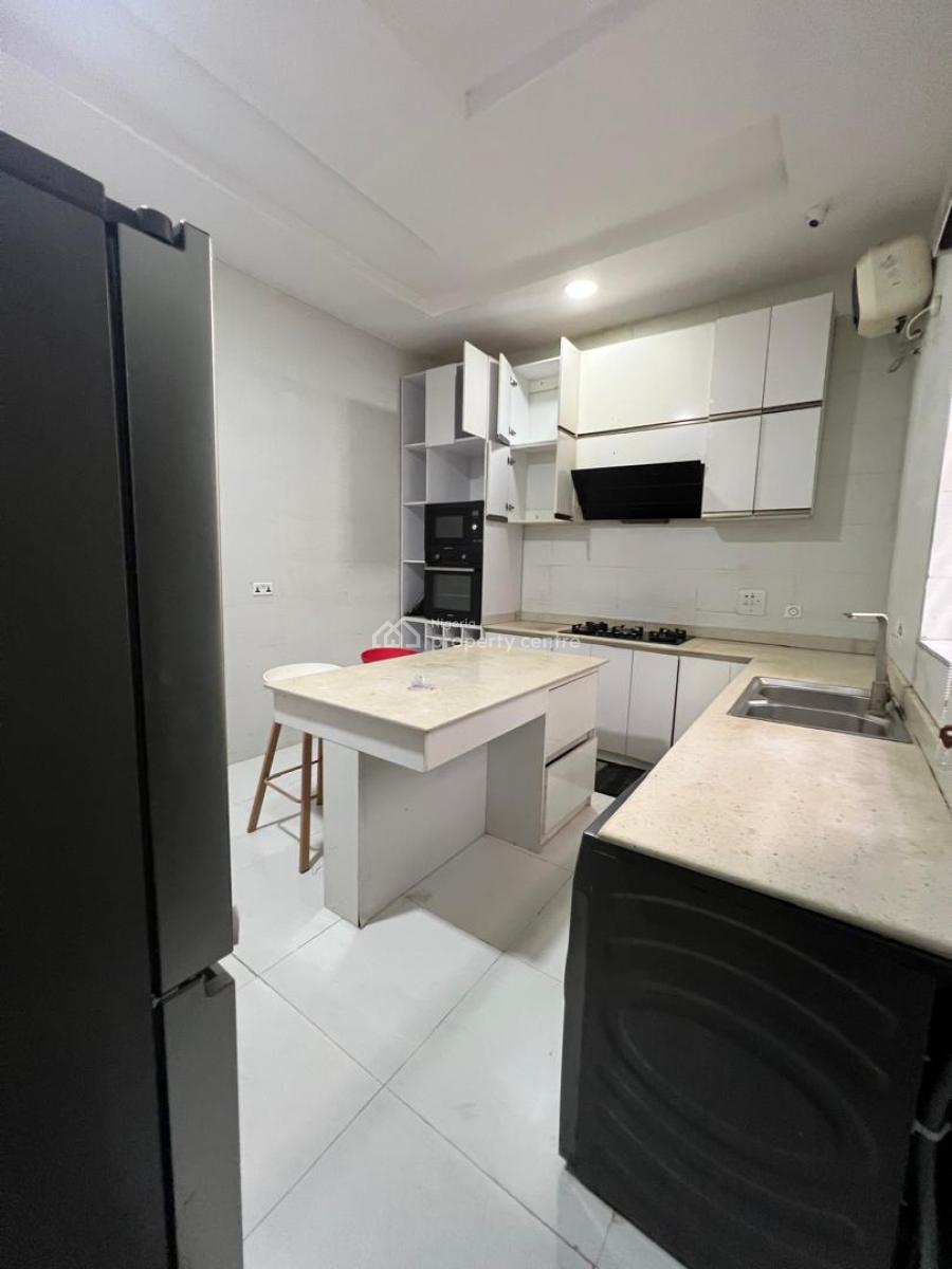 Partly Furnished Spacious Semi Masters Bedroom with Fitted Shared Kitchen, Orchid Road, Lekki, Lagos, Flat / Apartment for Rent