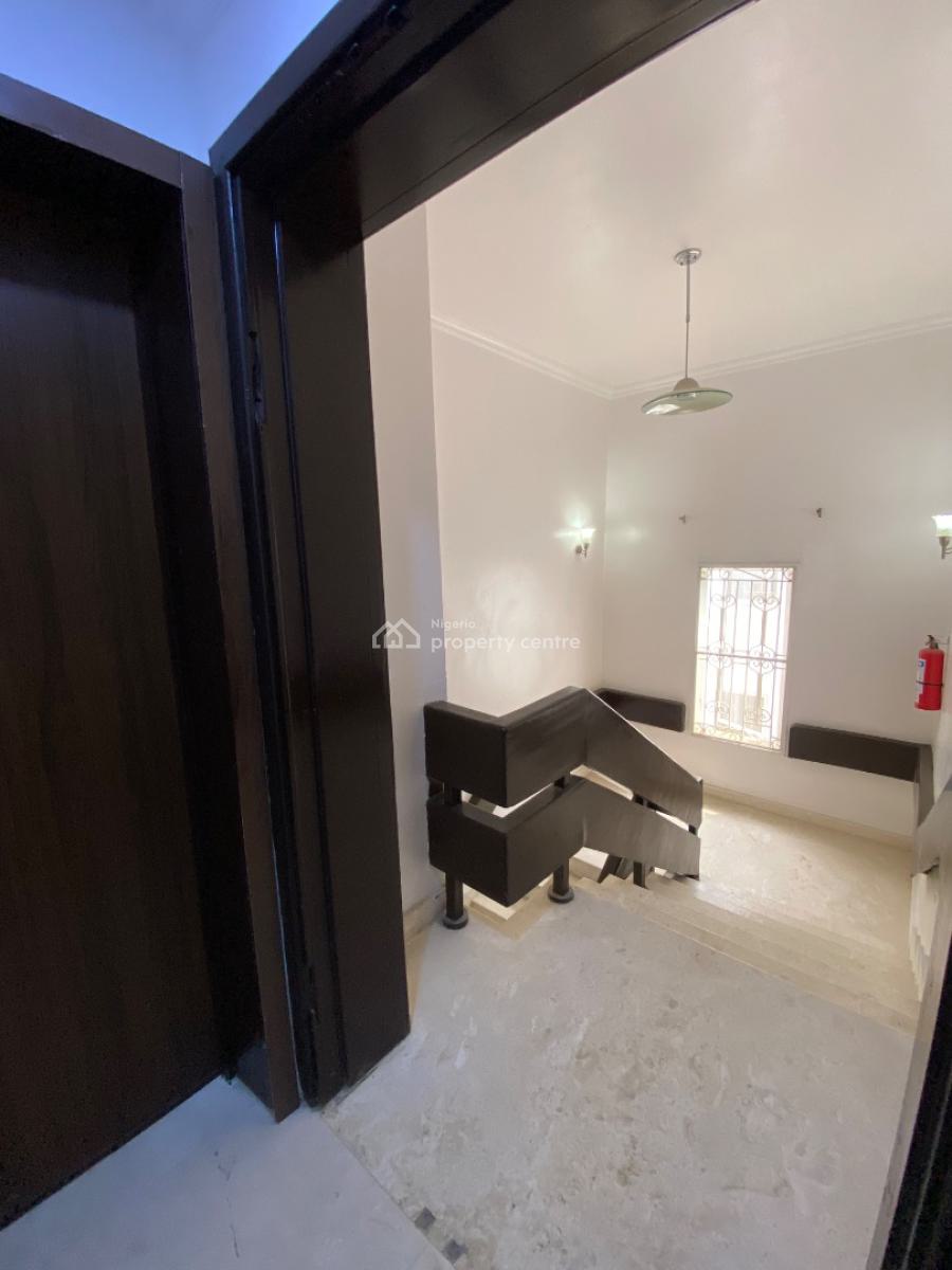 Luxury 3 Bedroom Apartment with 24hrs Light in a Secure Neighborhood, Off Admiralty Way, Lekki Phase 1, Lekki, Lagos, Flat / Apartment for Rent