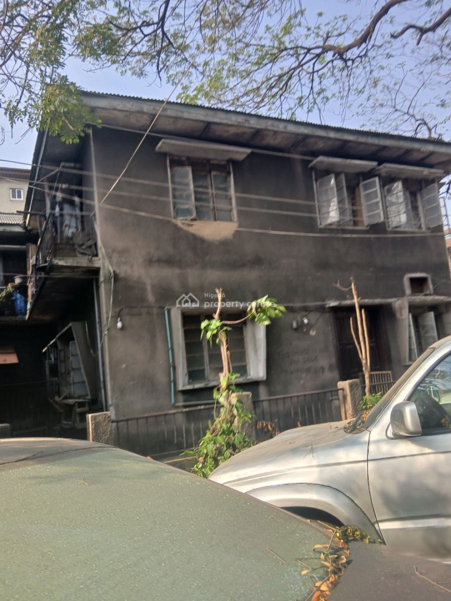 Old Solid Block of Flats, Adekunle, Yaba, Lagos, Block of Flats for Sale