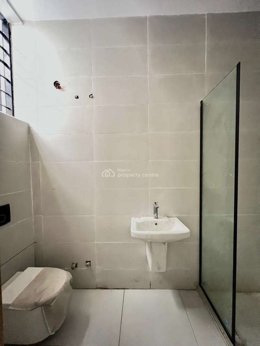 Spacious 1-bedroom Apartment with Elevator, Swimming Pool, and Gym, Lekki, Ologolo, Lekki, Lagos, Flat / Apartment for Sale