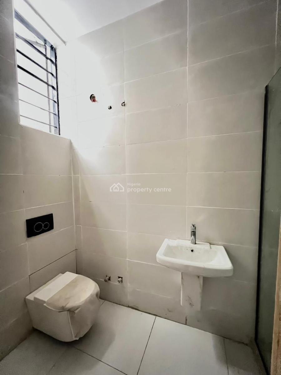 Spacious 1-bedroom Apartment with Elevator, Swimming Pool, and Gym, Lekki, Ologolo, Lekki, Lagos, Flat / Apartment for Sale
