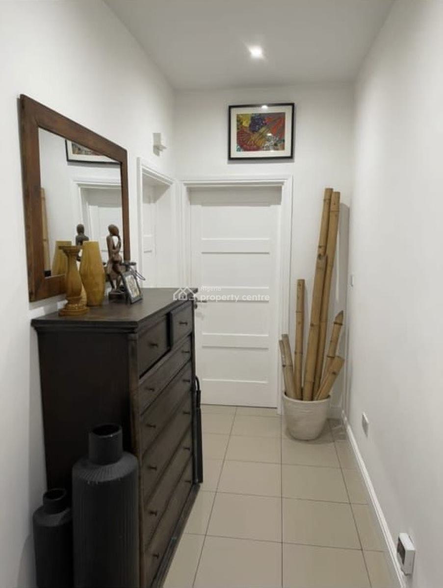 Spacious 3bedroom Apartment, Lekki Phase 1, Lekki, Lagos, Office Space for Rent