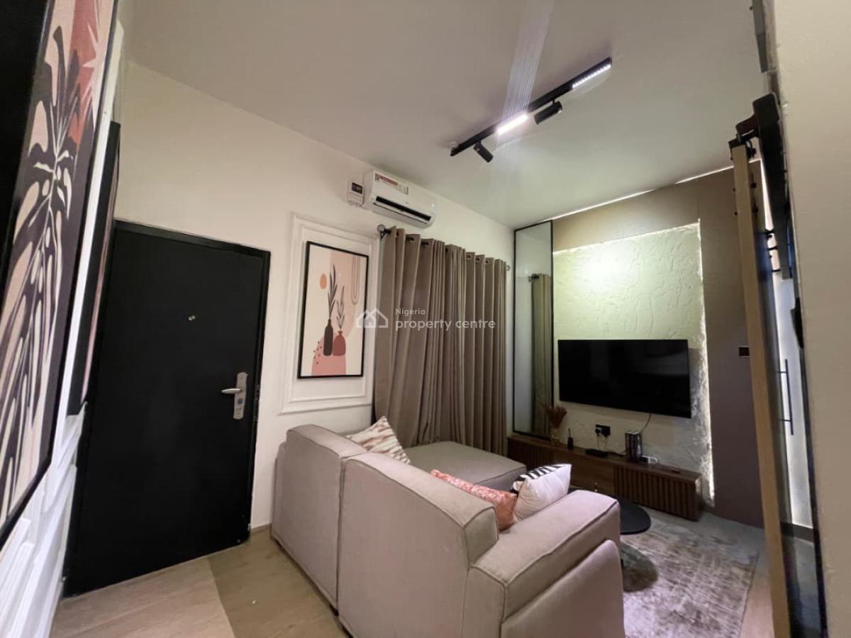 Well-appointed 1-bedroom Apartment, Lekki Phase 1, Lekki, Lagos, Mini Flat (room and Parlour) Short Let