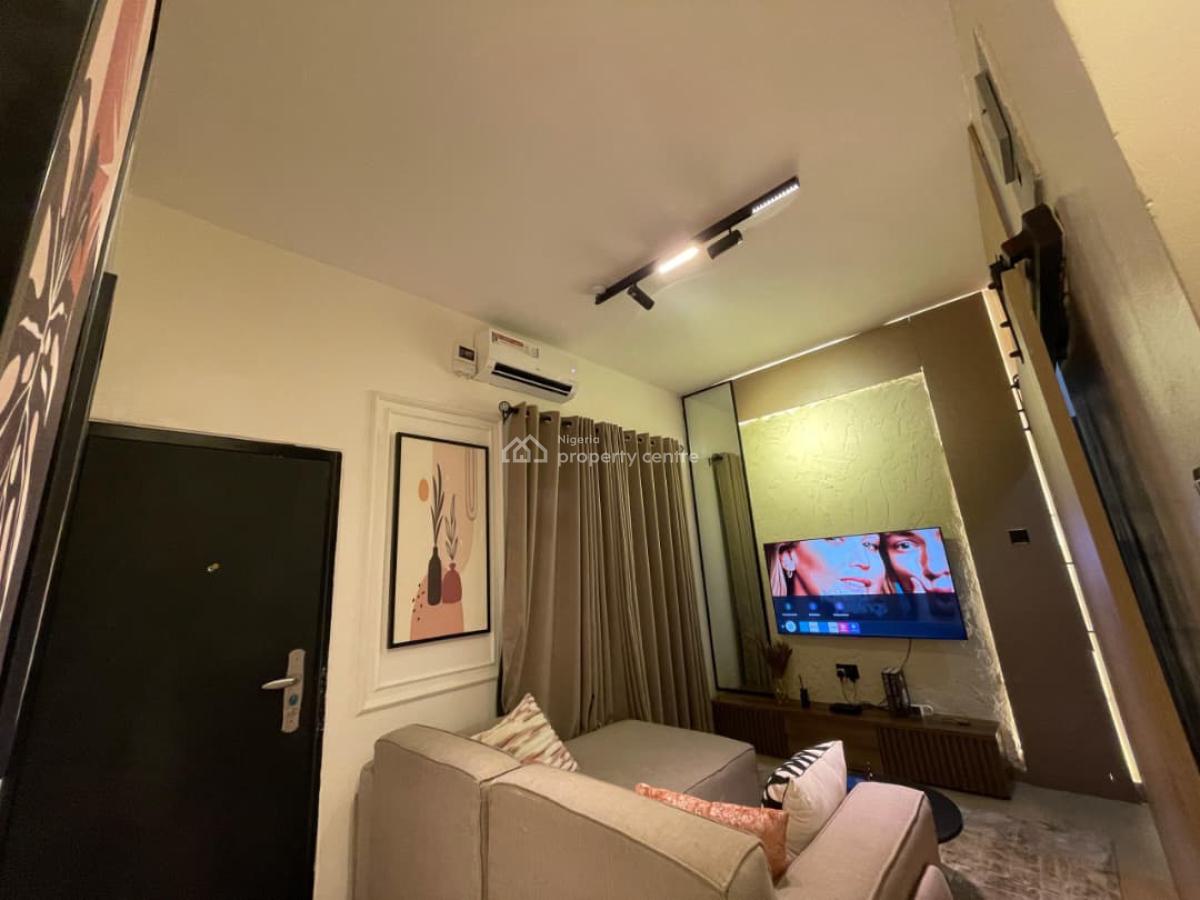 Well-appointed 1-bedroom Apartment, Lekki Phase 1, Lekki, Lagos, Mini Flat (room and Parlour) Short Let