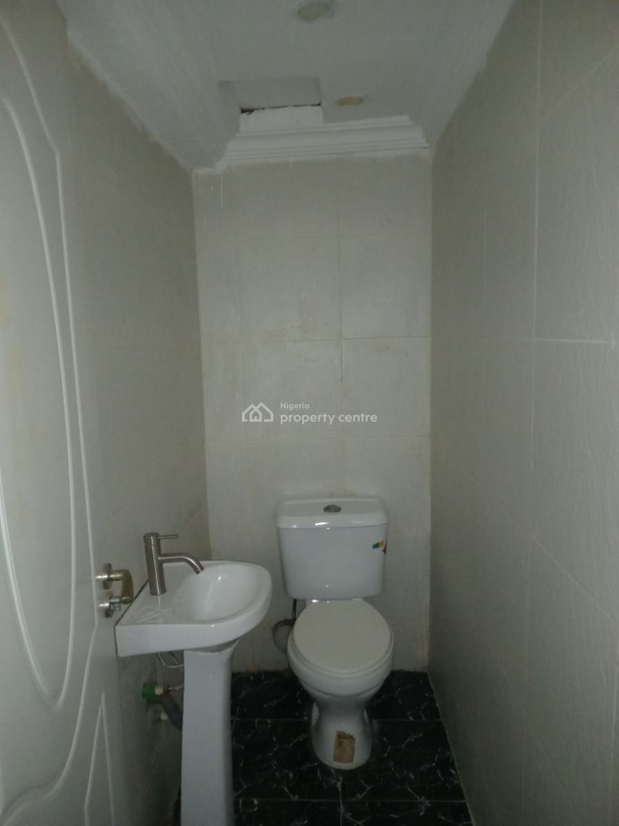 3-bedroom Flat on a 3rd Floor, Oyadiran Estate, Sabo, Yaba, Lagos, Flat / Apartment for Rent